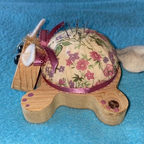 KITTY CAT pin cushion wood base flora fabric mauve ribbon and paint vintage NEW - Picture 2 of 8